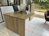 un bureau avec une chaise devant une fenêtre