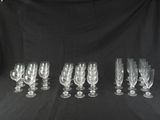 six verres à vin vides alignés sur un fond noir