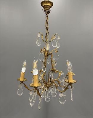 LUSTRE à six bras de lumières en bronze doré orné de pendelo…