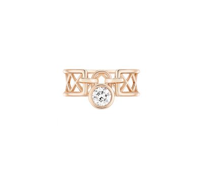 gros plan d'une bague en diamant sur fond blanc