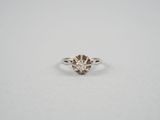 une bague en or blanc sertie d'un diamant brun au centre