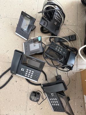 beaucoup de téléphones posés par terre