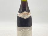 une bouteille de vin posée sur une table