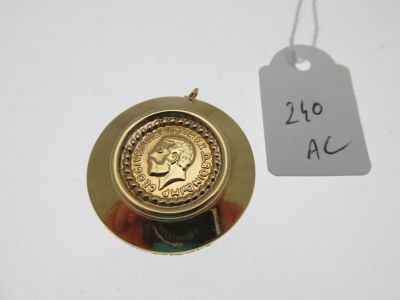 un gros plan d'une pièce de monnaie à laquelle est attachée une étiquette de prix