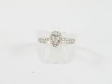 une image d'une bague en diamant sur fond blanc
