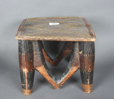 une vieille table en bois avec un plateau et un piètement en bois