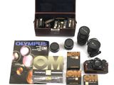 une boîte contenant des appareils photo et des piles posée sur une table