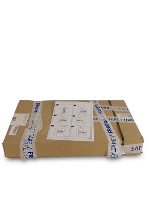 une boîte en carton sur laquelle est posé un bout de papier