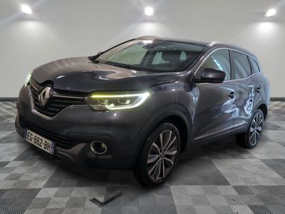 la voiture grise est garée sur un sol en damier dans le garage
