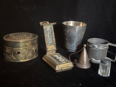 de nombreux objets anciens posés sur une table noire