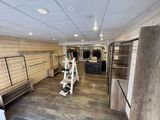 une photo d'un magasin où sont exposés de nombreux vêtements