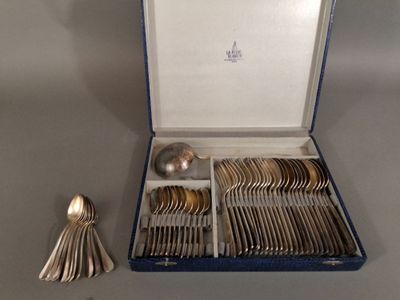 une boîte d'argenterie contenant des cuillères et des cuillères