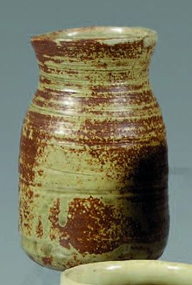 deux vases posés l'un à côté de l'autre sur une table