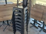beaucoup de chaises et de tables dans une pièce