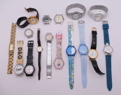 un grand nombre de montres posées sur une table