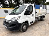 un camion blanc garé dans un parking