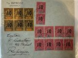 une vieille carte postale sur laquelle sont collés de nombreux timbres