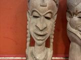 deux statues accolées l'une à l'autre sur une surface rouge