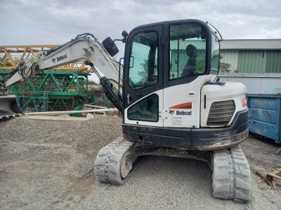 une petite excavatrice garée sur un terrain