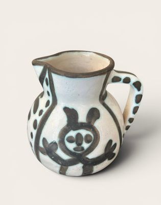 un petit vase orné d'un motif noir et blanc