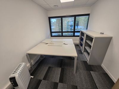 une pièce équipée d'un bureau et d'un radiateur
