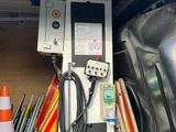 un camion avec tout un tas d'objets à l'arrière