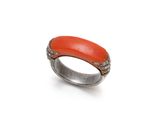 Gros plan sur une bague contenant une pierre orange