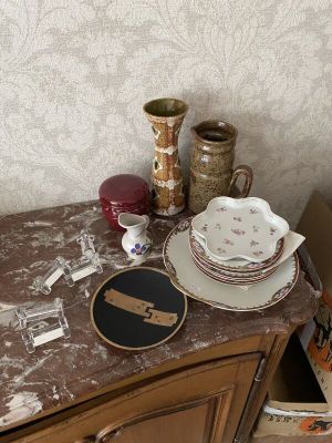 une table sur laquelle sont posées plusieurs assiettes et tasses