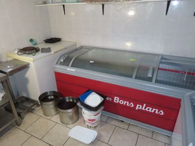 une photo d'une cuisine avec un évier et un congélateur
