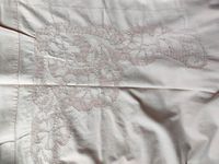 Parure de lit comprenant un drap et ses deux taies d’oreiller en toile