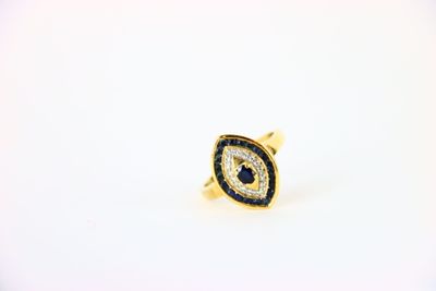 une bague en or ornée d'un « œil maléfique » en noir et blanc