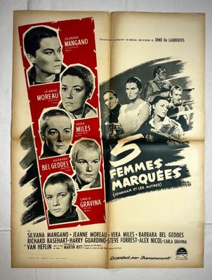 un livre ouvert sur lequel sont posées plusieurs affiches de cinéma