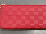 un gros plan d'un sac à main rouge muni d'une étiquette