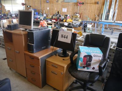beaucoup de matériel informatique dans une salle où se trouvent de nombreux bureaux