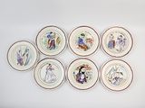 six assiettes ornées de motifs différents, accrochées au mur