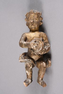 une petite statue représentant un bébé tenant un ours en peluche