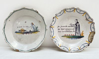 deux assiettes avec l'image d'une femme et d'un homme