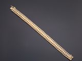 un bracelet en or composé d'un maillon et d'un fermoir