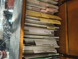 un miroir dans lequel se trouvent tout un tas de papiers