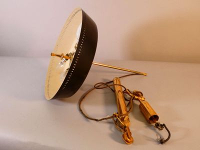 une lampe posée sur une table à côté d'une paire de ciseaux