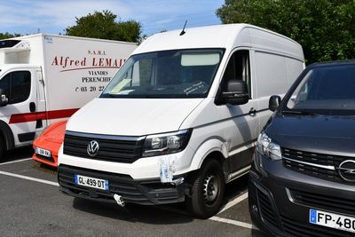 deux camionnettes garées l'une à côté de l'autre dans un parking