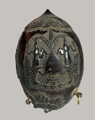 un vase noir orné d'un motif sur fond gris