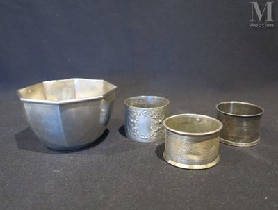 Ensemble de 3 ronds de serviette en argent On y joint un pet…