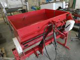 une machine rouge qui se trouve dans un garage