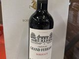 une bouteille de vin posée sur une table