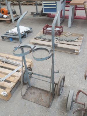 un chariot posé au milieu du sol