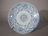 une assiette bleue et blanche ornée d'un motif floral