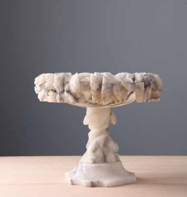 Coupe sur piédouche en albâtre sculpté, le pourtour à décor de pampres