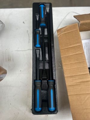 une boîte à outils posée sur une table à côté d'une paire de ciseaux