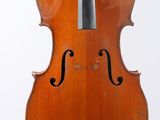gros plan d'un violon avec un archet sur fond blanc